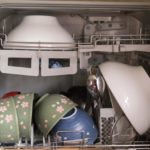 食洗機が水漏れする原因は？原因別対処法や対処時の注意点を解説します